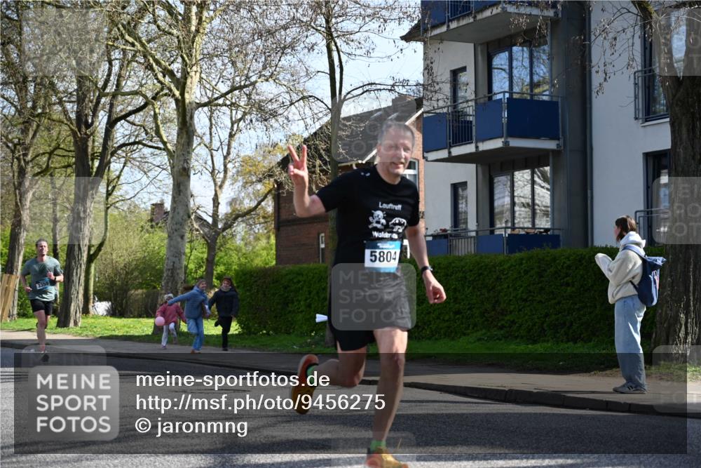 12.04.2026 - 45. Internationalen Wilhelmsburger Insellauf J. Mangold http://msf.ph/oto/9456275 12.04.2026 10:29:32 Ziel 4975, 4027, 5804, 3355, 4142, 2627, 3542, 4511, 5459, 4670, 4904, 5534, 3845 meine-sportfotos.de