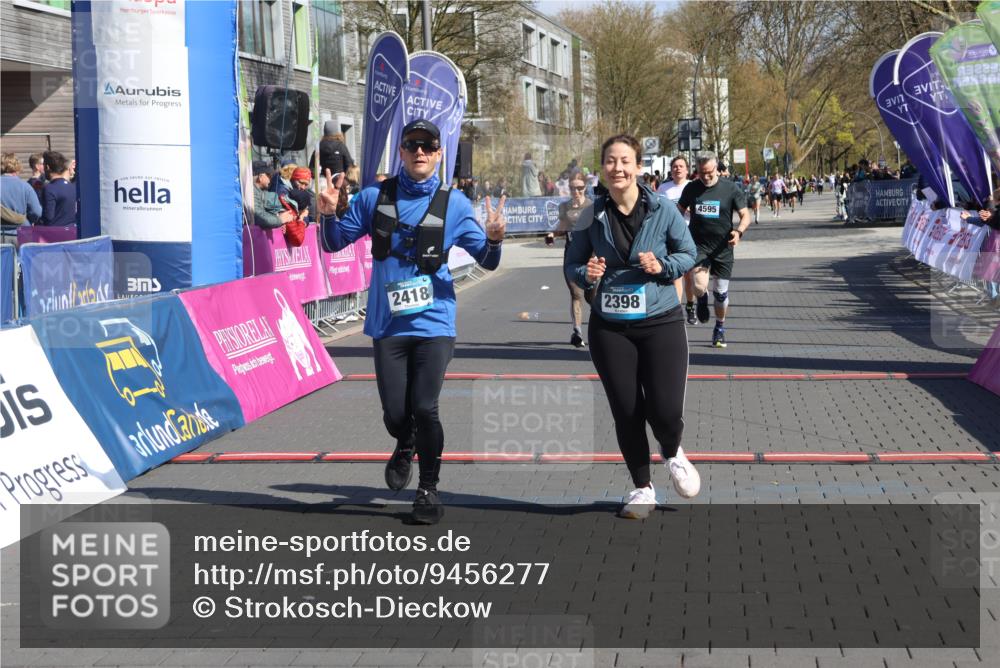12.04.2026 - 45. Internationalen Wilhelmsburger Insellauf Strokosch-Dieckow http://msf.ph/oto/9456277 12.04.2026 11:02:55 Ziel 2418, 2398, 4595, 4597, 4825 meine-sportfotos.de