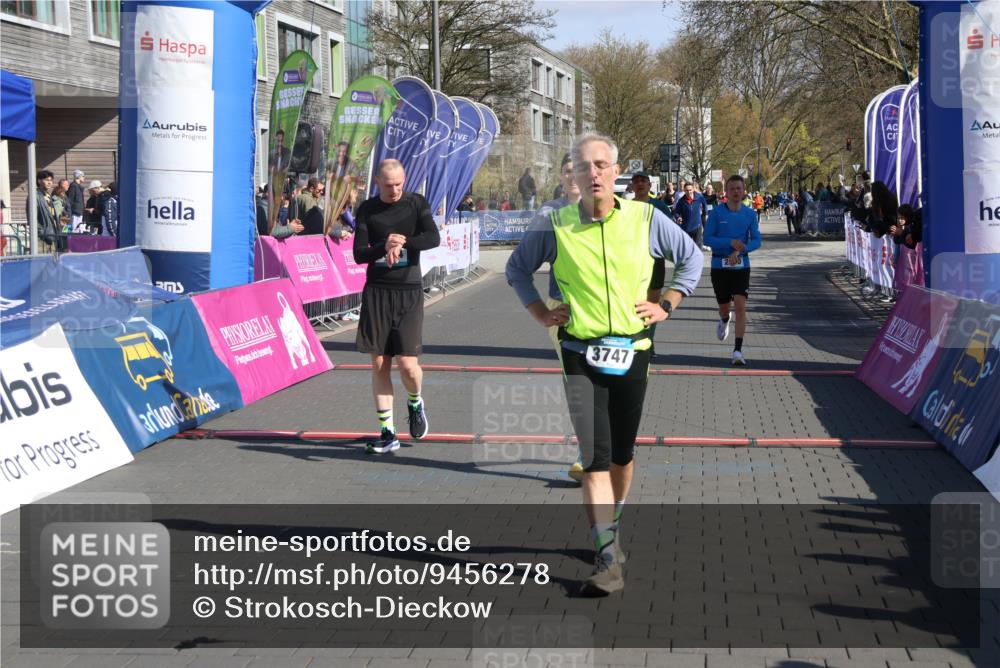 12.04.2026 - 45. Internationalen Wilhelmsburger Insellauf Strokosch-Dieckow http://msf.ph/oto/9456278 12.04.2026 10:45:42 Ziel 3054, 2376, 2300, 3334 meine-sportfotos.de