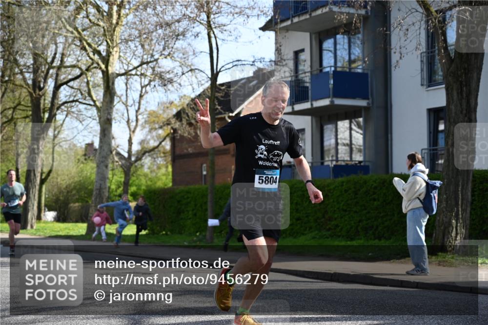 12.04.2026 - 45. Internationalen Wilhelmsburger Insellauf J. Mangold http://msf.ph/oto/9456279 12.04.2026 10:29:33 Ziel 4975, 4027, 5804, 3355, 4142, 2627, 3542, 4511, 4511, 5459, 4670, 4904, 5534, 3845 meine-sportfotos.de