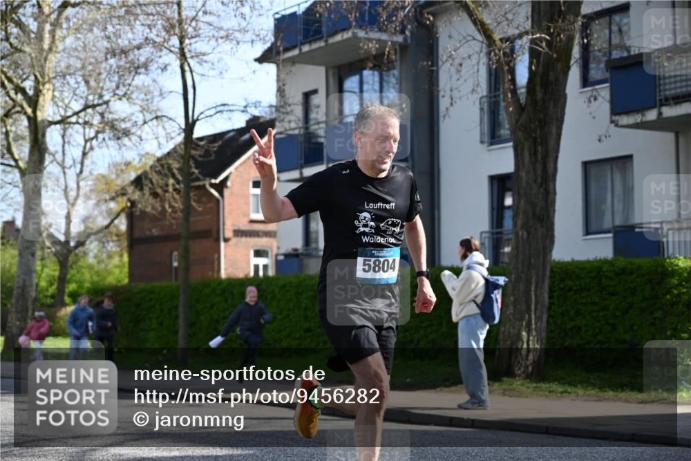 12.04.2026 - 45. Internationalen Wilhelmsburger Insellauf J. Mangold http://msf.ph/oto/9456282 12.04.2026 10:29:33 Ziel 4975, 4027, 5804, 3355, 4142, 2627, 3542, 4511, 4511, 5459, 4670, 4904, 5534, 3845 meine-sportfotos.de