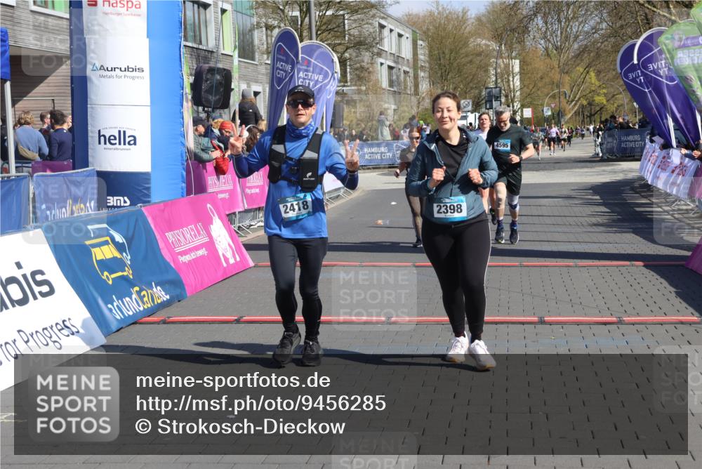 12.04.2026 - 45. Internationalen Wilhelmsburger Insellauf Strokosch-Dieckow http://msf.ph/oto/9456285 12.04.2026 11:02:55 Ziel 2418, 2398, 4595, 4597, 4825 meine-sportfotos.de