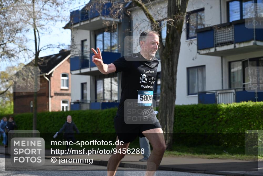 12.04.2026 - 45. Internationalen Wilhelmsburger Insellauf J. Mangold http://msf.ph/oto/9456286 12.04.2026 10:29:33 Ziel 4975, 4027, 5804, 3355, 4142, 2627, 3542, 4511, 4511, 5459, 4670, 4904, 5534, 3845 meine-sportfotos.de
