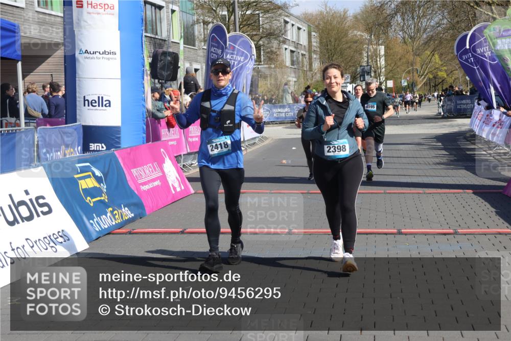 12.04.2026 - 45. Internationalen Wilhelmsburger Insellauf Strokosch-Dieckow http://msf.ph/oto/9456295 12.04.2026 11:02:55 Ziel 2418, 2398, 4595, 4597, 4825 meine-sportfotos.de