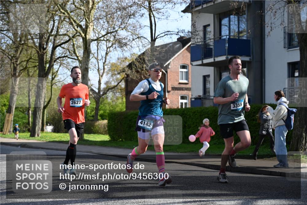 12.04.2026 - 45. Internationalen Wilhelmsburger Insellauf J. Mangold http://msf.ph/oto/9456300 12.04.2026 10:29:35 Ziel 4027, 5804, 3355, 4142, 2627, 3542, 4511, 5459, 5459, 4670, 4904, 5534, 3845, 5052, 4275 meine-sportfotos.de
