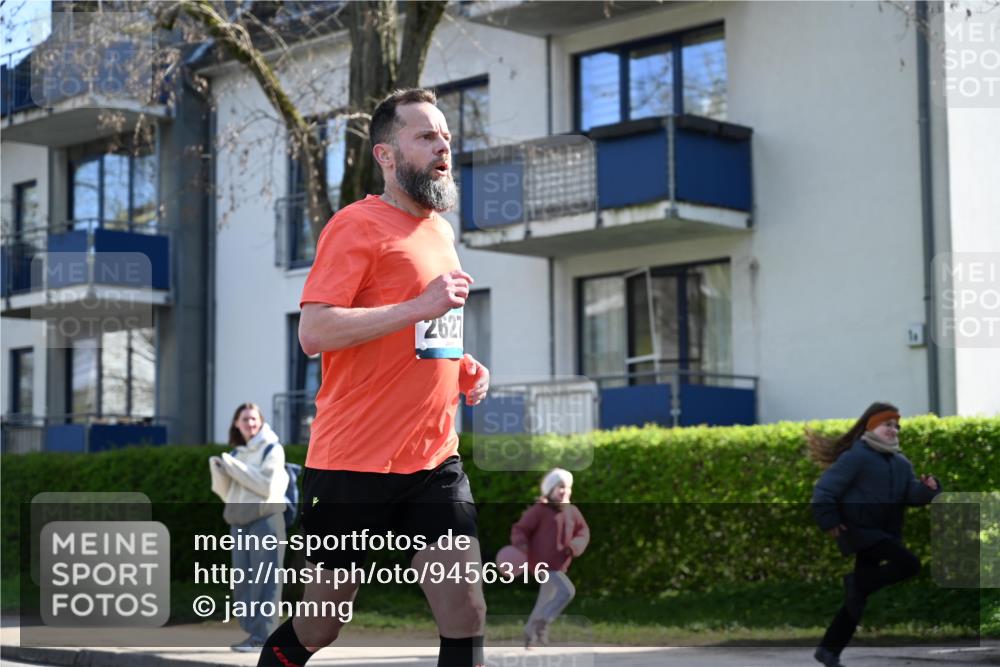 12.04.2026 - 45. Internationalen Wilhelmsburger Insellauf J. Mangold http://msf.ph/oto/9456316 12.04.2026 10:29:37 Ziel 4027, 5804, 3355, 4142, 2627, 3542, 4511, 5459, 4670, 4904, 5534, 3845, 5052, 4275, 4748, 4749 meine-sportfotos.de