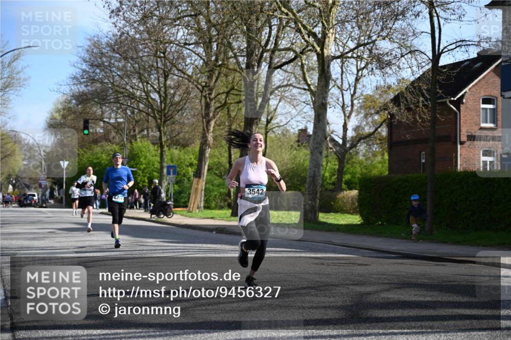 12.04.2026 - 45. Internationalen Wilhelmsburger Insellauf J. Mangold http://msf.ph/oto/9456327 12.04.2026 10:29:44 Ziel 4142, 2627, 3542, 4511, 5459, 4670, 4904, 5534, 3845, 5052, 4275, 4748, 4749, 3081, 3958, 4340 meine-sportfotos.de