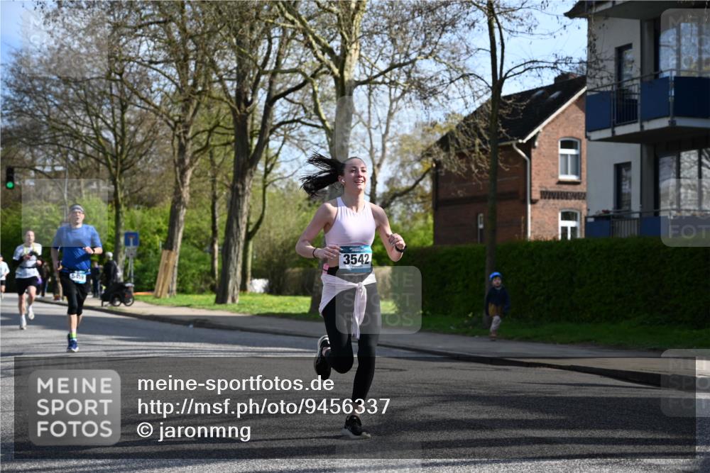 12.04.2026 - 45. Internationalen Wilhelmsburger Insellauf J. Mangold http://msf.ph/oto/9456337 12.04.2026 10:29:45 Ziel 4142, 2627, 3542, 4511, 5459, 4670, 4904, 5534, 3845, 5052, 4275, 4748, 4749, 3081, 3958, 4340 meine-sportfotos.de