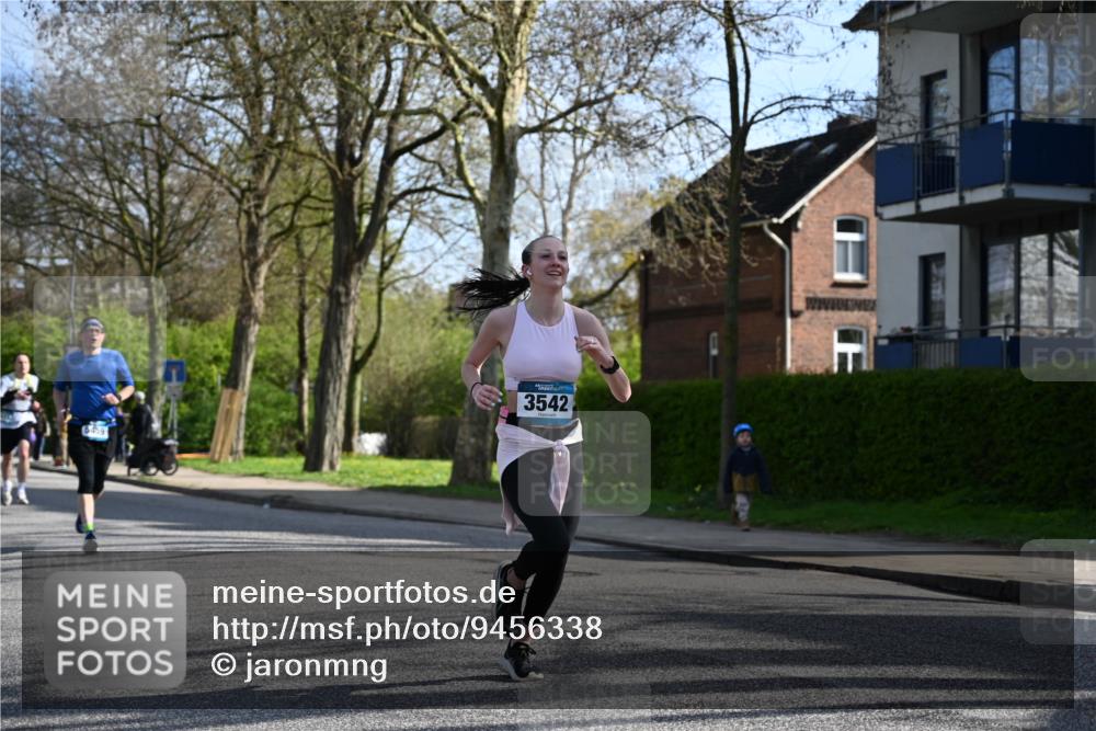 12.04.2026 - 45. Internationalen Wilhelmsburger Insellauf J. Mangold http://msf.ph/oto/9456338 12.04.2026 10:29:45 Ziel 4142, 2627, 3542, 4511, 5459, 4670, 4904, 5534, 3845, 5052, 4275, 4748, 4749, 3081, 3958, 4340 meine-sportfotos.de