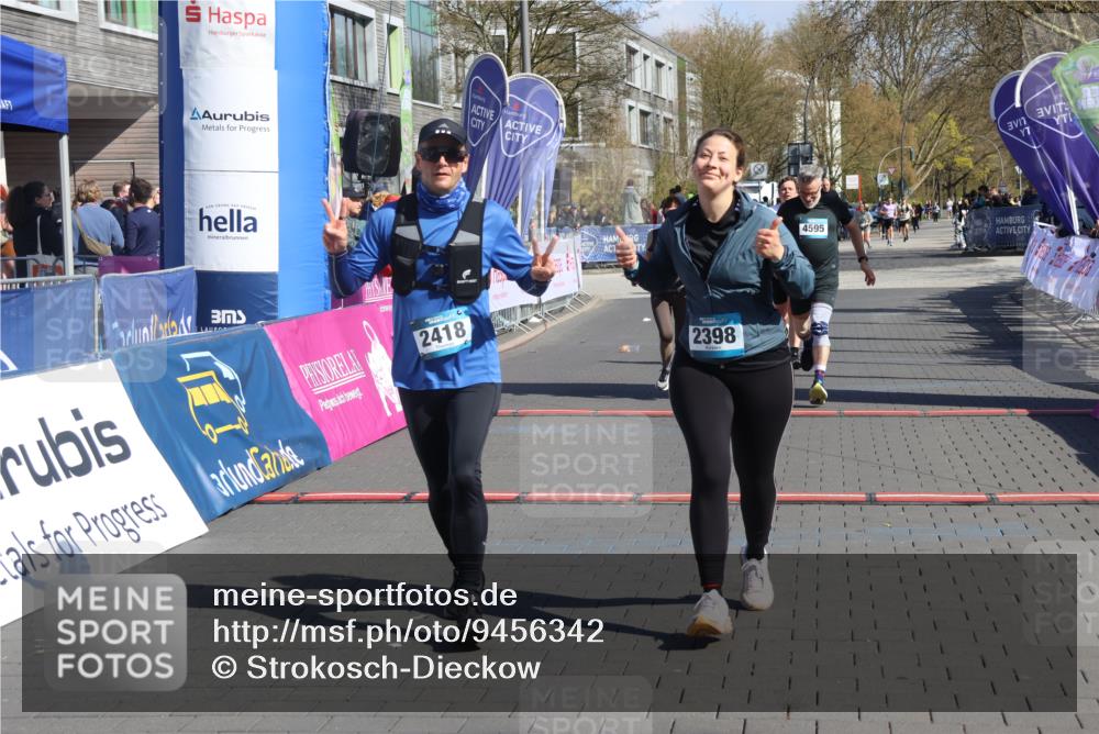 12.04.2026 - 45. Internationalen Wilhelmsburger Insellauf Strokosch-Dieckow http://msf.ph/oto/9456342 12.04.2026 11:02:56 Ziel 2418, 2398, 4595, 4597, 4825 meine-sportfotos.de