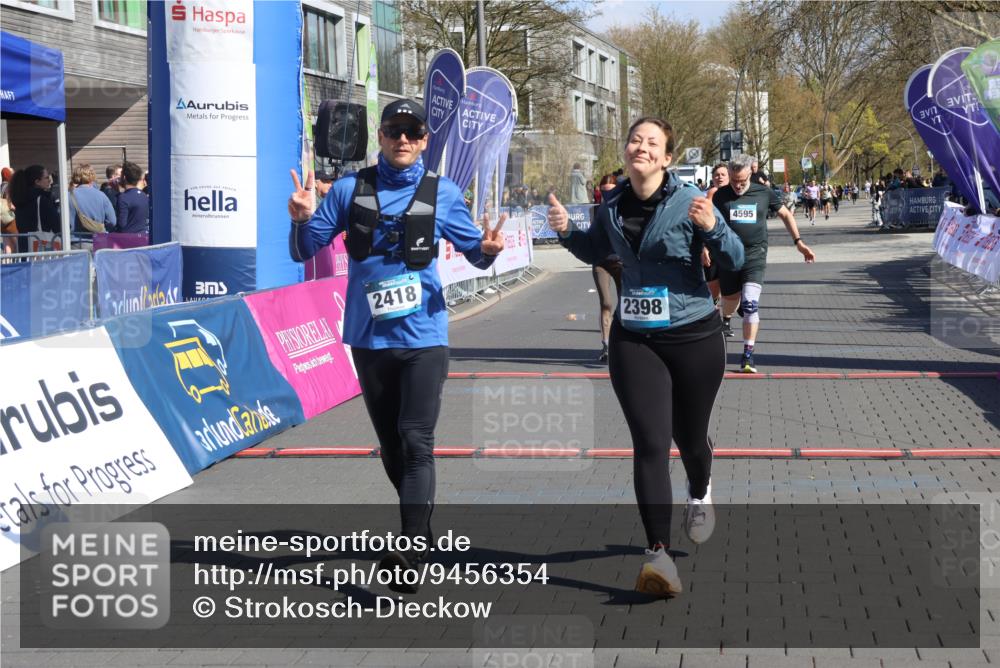 12.04.2026 - 45. Internationalen Wilhelmsburger Insellauf Strokosch-Dieckow http://msf.ph/oto/9456354 12.04.2026 11:02:56 Ziel 2418, 2398, 4595, 4597, 4825 meine-sportfotos.de
