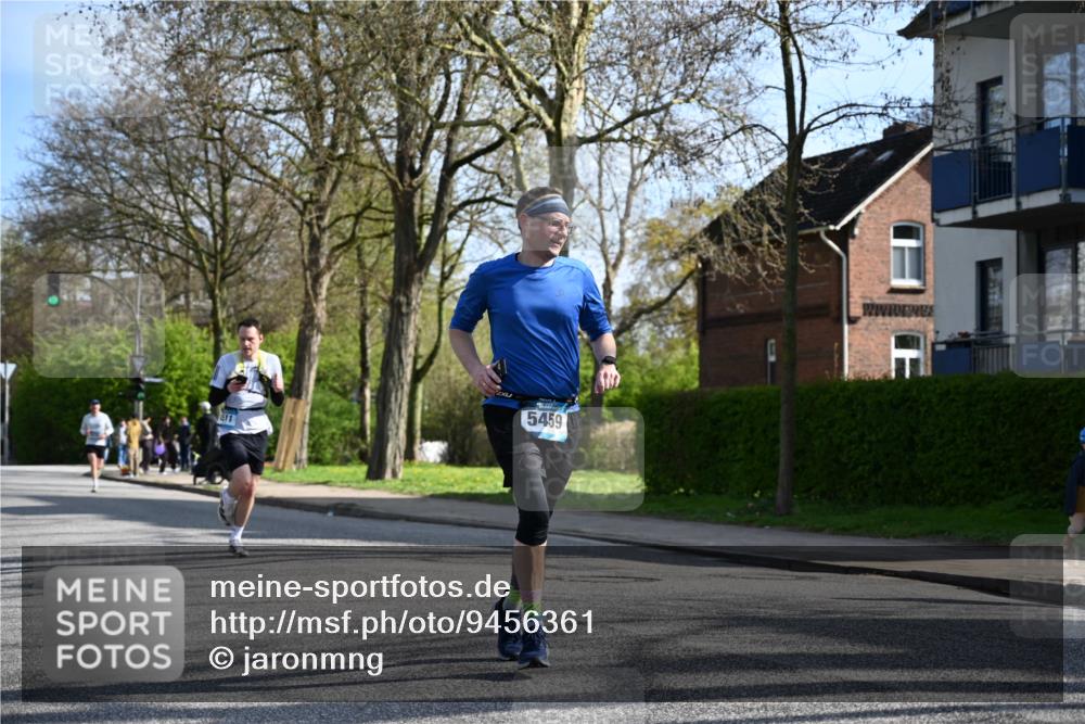 12.04.2026 - 45. Internationalen Wilhelmsburger Insellauf J. Mangold http://msf.ph/oto/9456361 12.04.2026 10:29:48 Ziel 3542, 4511, 5459, 4670, 4904, 5534, 3845, 5052, 4275, 4748, 4749, 4748, 4749, 3081, 3958, 4340, 2317 meine-sportfotos.de