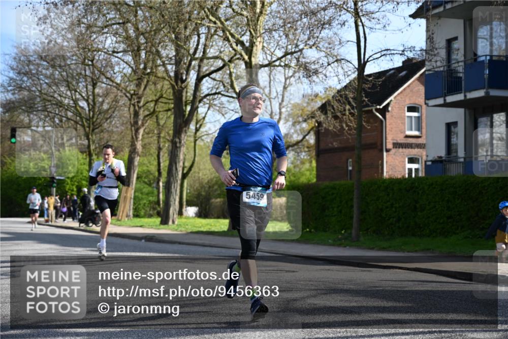 12.04.2026 - 45. Internationalen Wilhelmsburger Insellauf J. Mangold http://msf.ph/oto/9456363 12.04.2026 10:29:48 Ziel 3542, 4511, 5459, 4670, 4904, 5534, 3845, 5052, 4275, 4748, 4749, 4748, 4749, 3081, 3958, 4340, 2317 meine-sportfotos.de
