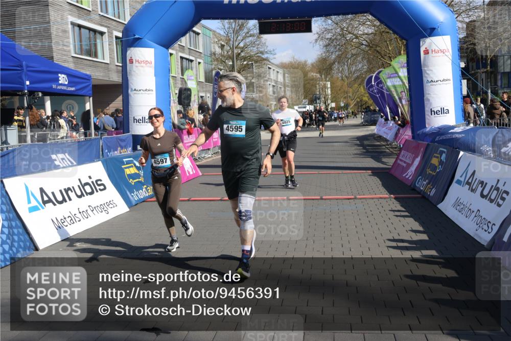 12.04.2026 - 45. Internationalen Wilhelmsburger Insellauf Strokosch-Dieckow http://msf.ph/oto/9456391 12.04.2026 11:02:59 Ziel 4595, 4597, 4825 meine-sportfotos.de