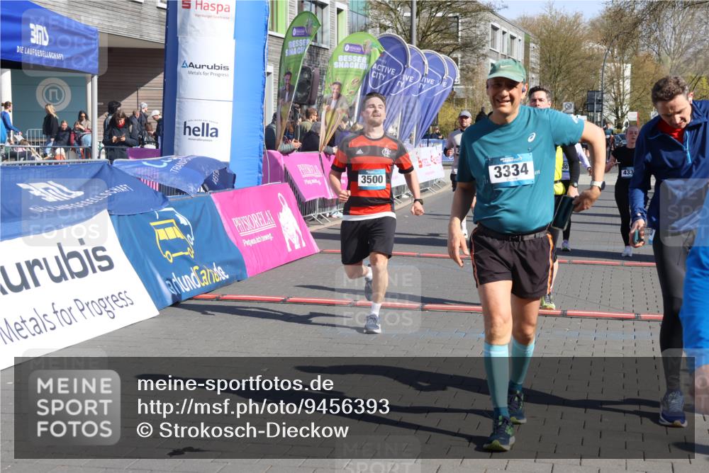 12.04.2026 - 45. Internationalen Wilhelmsburger Insellauf Strokosch-Dieckow http://msf.ph/oto/9456393 12.04.2026 10:45:49 Ziel 4958, 3500, 4928, 4333, 2301, 2995, 2134 meine-sportfotos.de