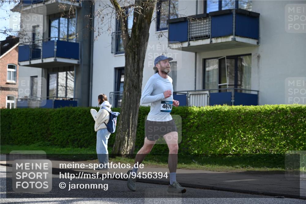 12.04.2026 - 45. Internationalen Wilhelmsburger Insellauf J. Mangold http://msf.ph/oto/9456394 12.04.2026 10:29:57 Ziel 4511, 5459, 4670, 4904, 5534, 3845, 5052, 4275, 4748, 4749, 3081, 3958, 4340, 2317, 5841, 5236, 4713 meine-sportfotos.de