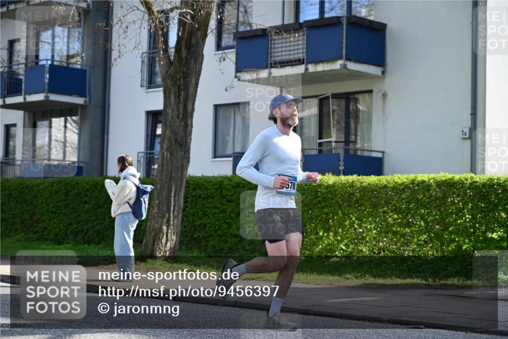 12.04.2026 - 45. Internationalen Wilhelmsburger Insellauf J. Mangold http://msf.ph/oto/9456397 12.04.2026 10:29:57 Ziel 4511, 5459, 4670, 4904, 5534, 3845, 5052, 4275, 4748, 4749, 3081, 3958, 4340, 2317, 5841, 5236, 4713 meine-sportfotos.de