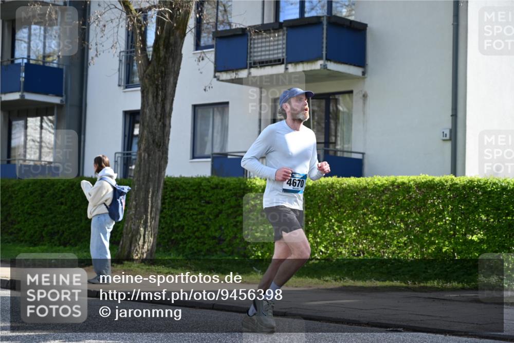 12.04.2026 - 45. Internationalen Wilhelmsburger Insellauf J. Mangold http://msf.ph/oto/9456398 12.04.2026 10:29:57 Ziel 4511, 5459, 4670, 4904, 5534, 3845, 5052, 4275, 4748, 4749, 3081, 3958, 4340, 2317, 5841, 5236, 4713 meine-sportfotos.de