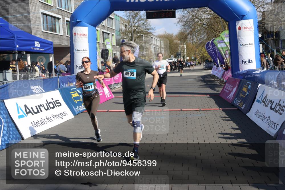 12.04.2026 - 45. Internationalen Wilhelmsburger Insellauf Strokosch-Dieckow http://msf.ph/oto/9456399 12.04.2026 11:02:59 Ziel 4595, 4597, 4825 meine-sportfotos.de