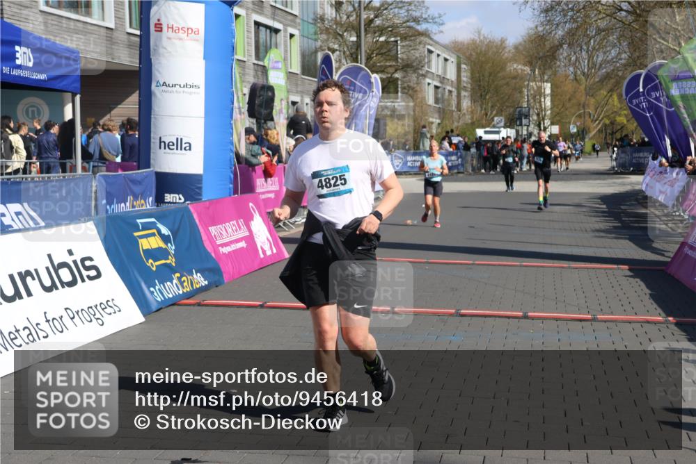 12.04.2026 - 45. Internationalen Wilhelmsburger Insellauf Strokosch-Dieckow http://msf.ph/oto/9456418 12.04.2026 11:03:01 Ziel 4595, 4597, 4825, 2122 meine-sportfotos.de