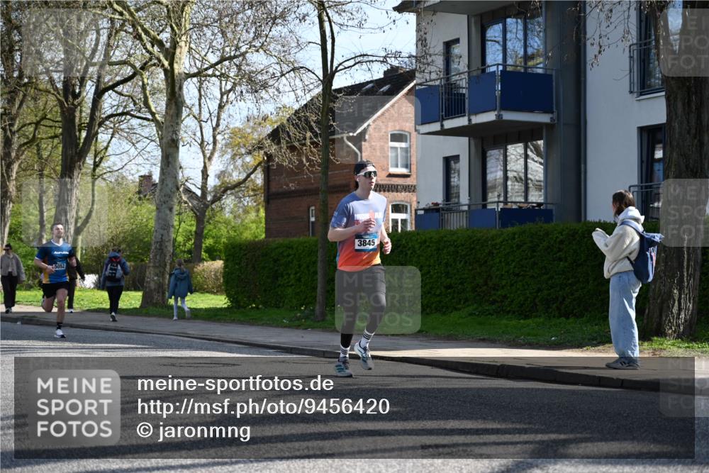 12.04.2026 - 45. Internationalen Wilhelmsburger Insellauf J. Mangold http://msf.ph/oto/9456420 12.04.2026 10:30:10 Ziel 4904, 5534, 3845, 5052, 4275, 4748, 4749, 3081, 3958, 4340, 2317, 2317, 5841, 5236, 4713, 2323, 2323, 4787, 3095 meine-sportfotos.de
