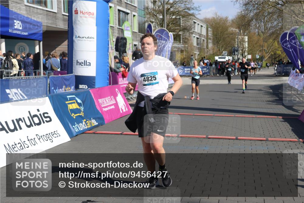 12.04.2026 - 45. Internationalen Wilhelmsburger Insellauf Strokosch-Dieckow http://msf.ph/oto/9456427 12.04.2026 11:03:01 Ziel 4595, 4597, 4825, 2122 meine-sportfotos.de