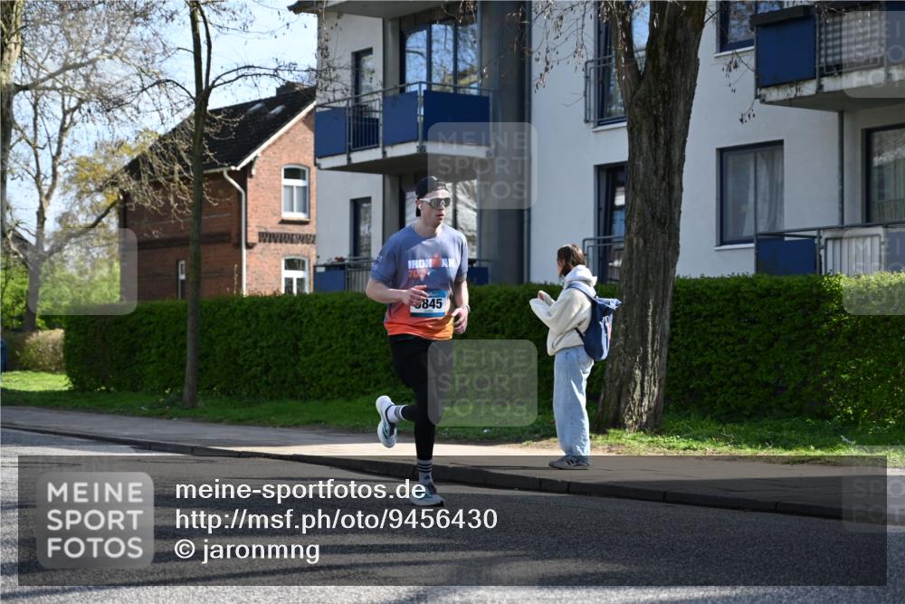 12.04.2026 - 45. Internationalen Wilhelmsburger Insellauf J. Mangold http://msf.ph/oto/9456430 12.04.2026 10:30:11 Ziel 4904, 5534, 3845, 5052, 4275, 4748, 4749, 3081, 3958, 4340, 2317, 5841, 5236, 4713, 2323, 4787, 3095 meine-sportfotos.de