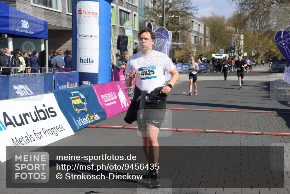 12.04.2026 - 45. Internationalen Wilhelmsburger Insellauf Strokosch-Dieckow http://msf.ph/oto/9456435 12.04.2026 11:03:01 Ziel 4595, 4597, 4825, 2122 meine-sportfotos.de