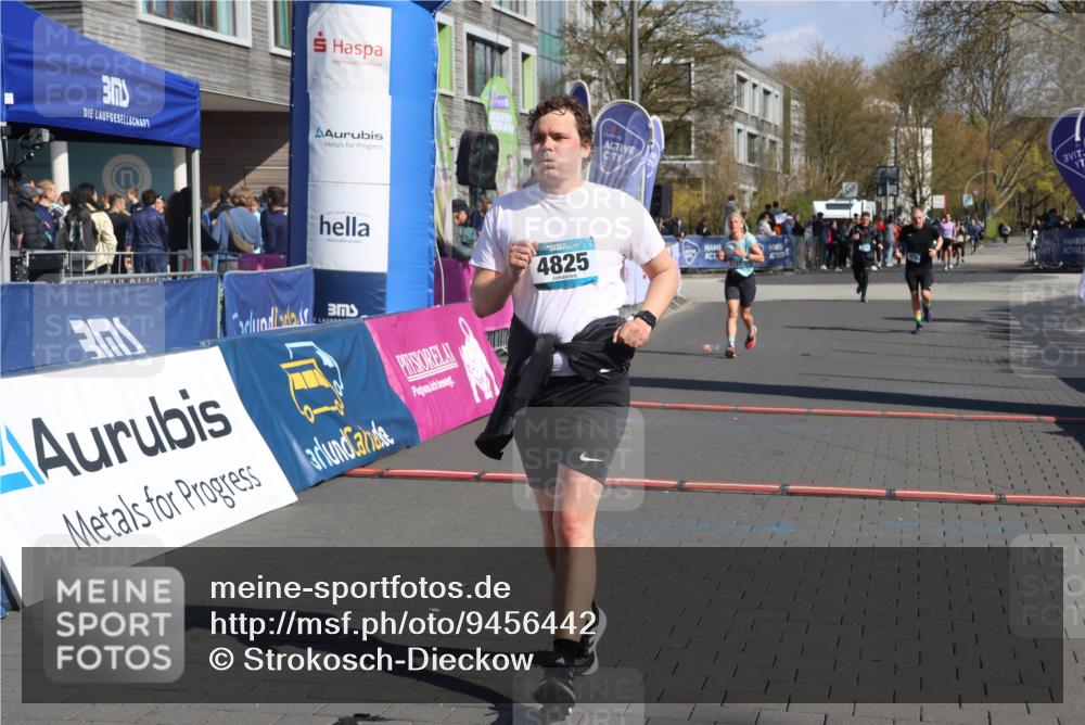 12.04.2026 - 45. Internationalen Wilhelmsburger Insellauf Strokosch-Dieckow http://msf.ph/oto/9456442 12.04.2026 11:03:01 Ziel 4595, 4597, 4825, 2122 meine-sportfotos.de