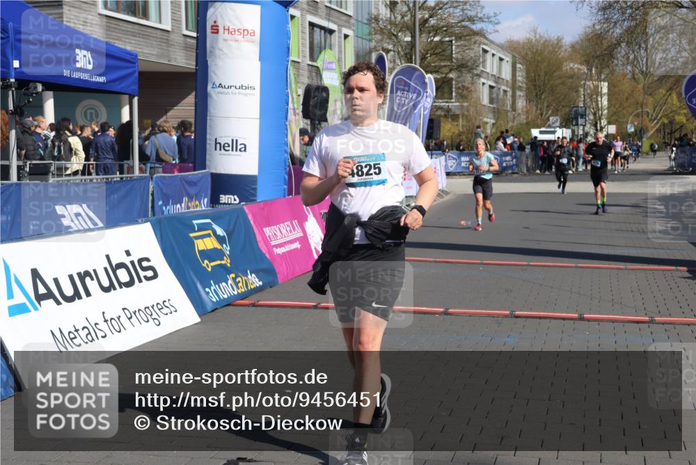 12.04.2026 - 45. Internationalen Wilhelmsburger Insellauf Strokosch-Dieckow http://msf.ph/oto/9456451 12.04.2026 11:03:01 Ziel 4595, 4597, 4825, 2122 meine-sportfotos.de