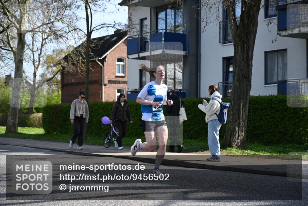12.04.2026 - 45. Internationalen Wilhelmsburger Insellauf J. Mangold http://msf.ph/oto/9456502 12.04.2026 10:30:22 Ziel 5052, 4275, 4748, 4749, 3081, 3958, 4340, 2317, 5841, 5236, 4713, 2323, 2323, 4787, 3095, 3016, 2831, 5811, 2325 meine-sportfotos.de