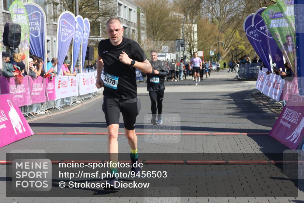 12.04.2026 - 45. Internationalen Wilhelmsburger Insellauf Strokosch-Dieckow http://msf.ph/oto/9456503 12.04.2026 11:03:07 Ziel 2122, 3878, 2016 meine-sportfotos.de