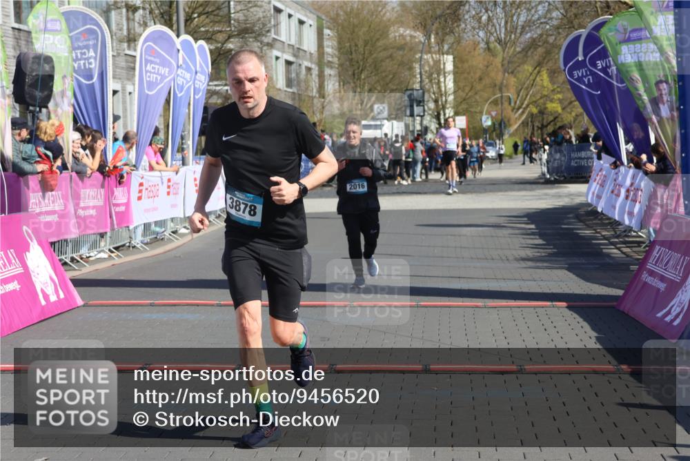 12.04.2026 - 45. Internationalen Wilhelmsburger Insellauf Strokosch-Dieckow http://msf.ph/oto/9456520 12.04.2026 11:03:07 Ziel 2122, 3878, 2016 meine-sportfotos.de