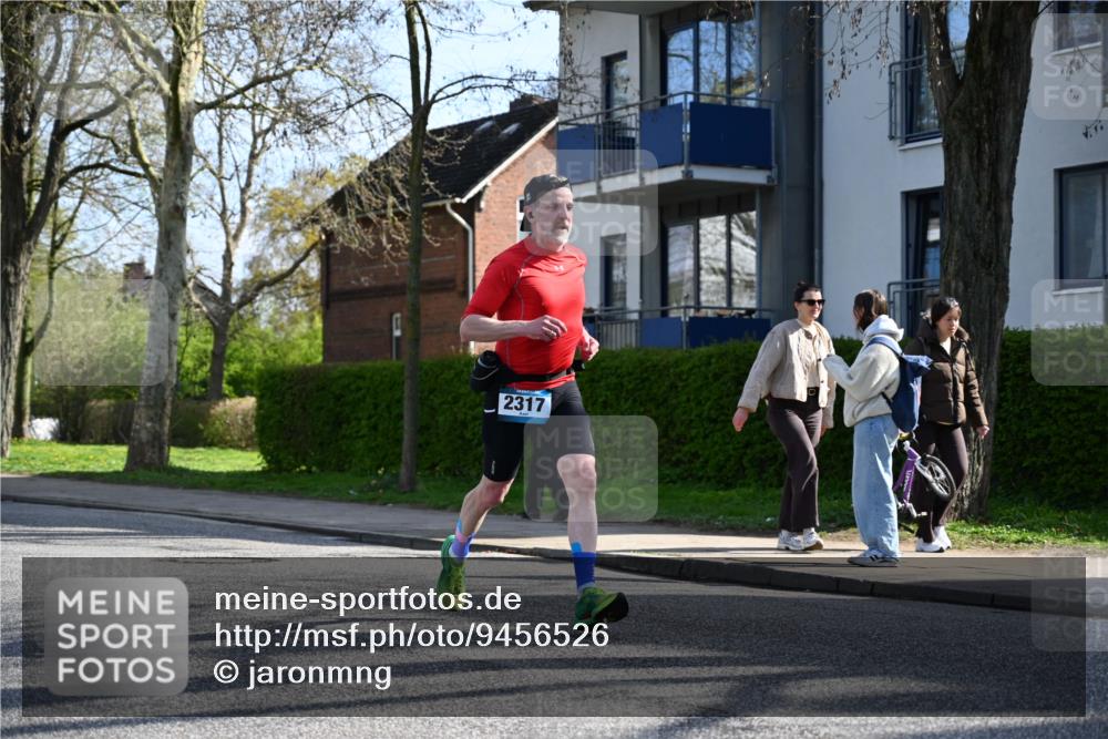 12.04.2026 - 45. Internationalen Wilhelmsburger Insellauf J. Mangold http://msf.ph/oto/9456526 12.04.2026 10:30:25 Ziel 4748, 4749, 3081, 3958, 4340, 2317, 5841, 5236, 4713, 2323, 4787, 3095, 3016, 2831, 5811, 2325, 5661 meine-sportfotos.de