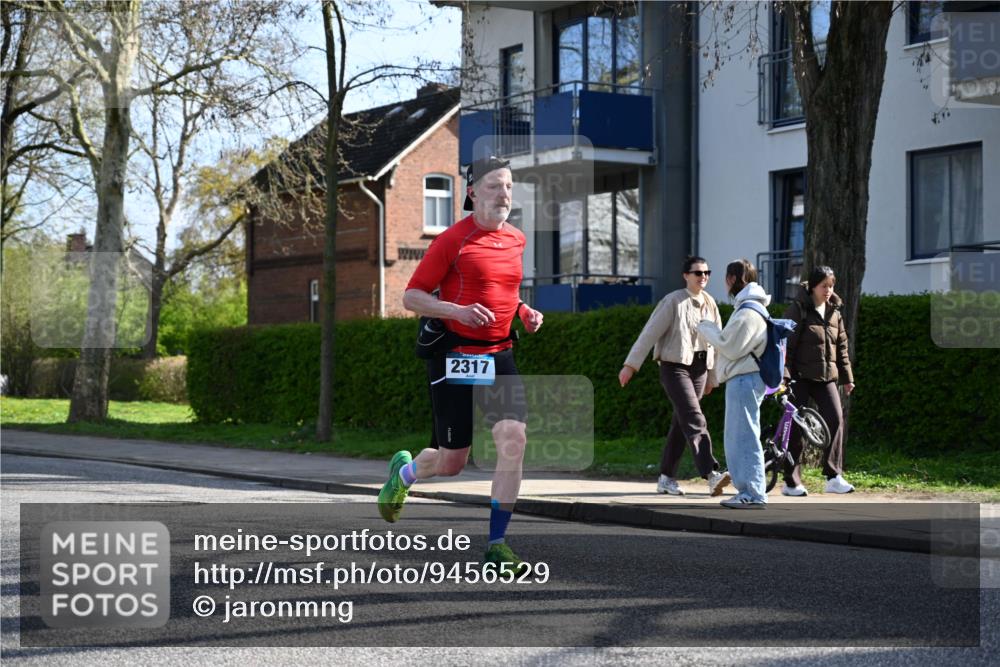 12.04.2026 - 45. Internationalen Wilhelmsburger Insellauf J. Mangold http://msf.ph/oto/9456529 12.04.2026 10:30:26 Ziel 3081, 3958, 4340, 2317, 5841, 5236, 4713, 2323, 4787, 3095, 3016, 3016, 2831, 5811, 2325, 5661 meine-sportfotos.de