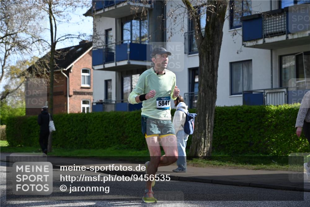 12.04.2026 - 45. Internationalen Wilhelmsburger Insellauf J. Mangold http://msf.ph/oto/9456535 12.04.2026 10:30:29 Ziel 3958, 4340, 2317, 5841, 5236, 4713, 2323, 4787, 3095, 3016, 2831, 2831, 5811, 2325, 5661, 4766 meine-sportfotos.de