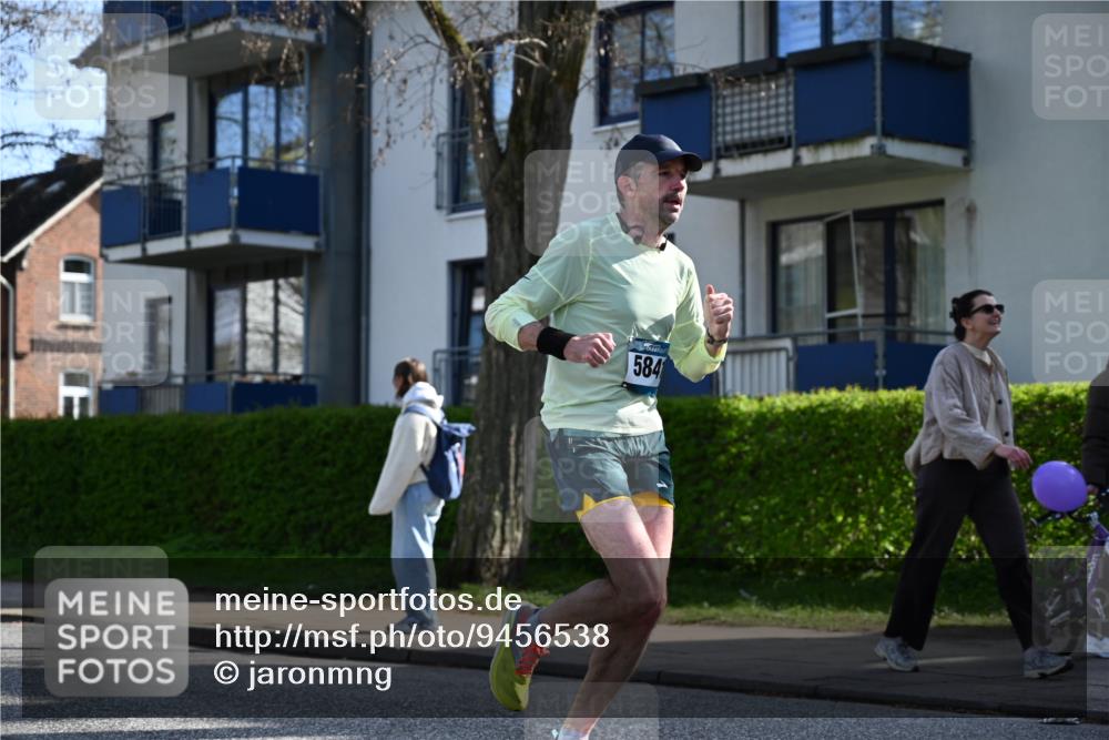 12.04.2026 - 45. Internationalen Wilhelmsburger Insellauf J. Mangold http://msf.ph/oto/9456538 12.04.2026 10:30:29 Ziel 3958, 4340, 2317, 5841, 5236, 4713, 2323, 4787, 3095, 3016, 2831, 2831, 5811, 2325, 5661, 4766 meine-sportfotos.de