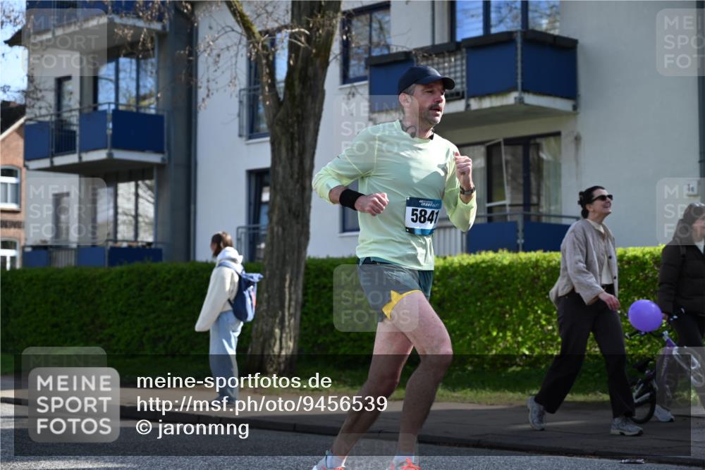 12.04.2026 - 45. Internationalen Wilhelmsburger Insellauf J. Mangold http://msf.ph/oto/9456539 12.04.2026 10:30:29 Ziel 3958, 4340, 2317, 5841, 5236, 4713, 2323, 4787, 3095, 3016, 2831, 2831, 5811, 2325, 5661, 4766 meine-sportfotos.de