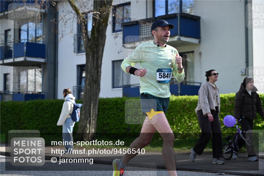 12.04.2026 - 45. Internationalen Wilhelmsburger Insellauf J. Mangold http://msf.ph/oto/9456540 12.04.2026 10:30:29 Ziel 3958, 4340, 2317, 5841, 5236, 4713, 2323, 4787, 3095, 3016, 2831, 2831, 5811, 2325, 5661, 4766 meine-sportfotos.de