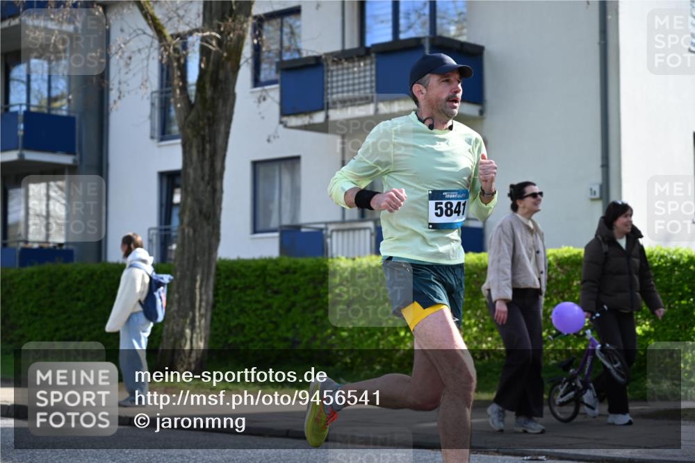 12.04.2026 - 45. Internationalen Wilhelmsburger Insellauf J. Mangold http://msf.ph/oto/9456541 12.04.2026 10:30:30 Ziel 3958, 4340, 2317, 5841, 5236, 4713, 2323, 4787, 3095, 3016, 2831, 5811, 5811, 2325, 5661, 4766 meine-sportfotos.de