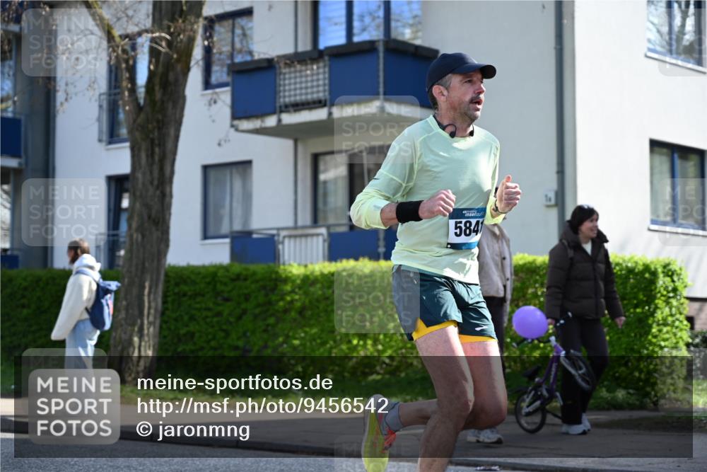 12.04.2026 - 45. Internationalen Wilhelmsburger Insellauf J. Mangold http://msf.ph/oto/9456542 12.04.2026 10:30:30 Ziel 3958, 4340, 2317, 5841, 5236, 4713, 2323, 4787, 3095, 3016, 2831, 5811, 5811, 2325, 5661, 4766 meine-sportfotos.de