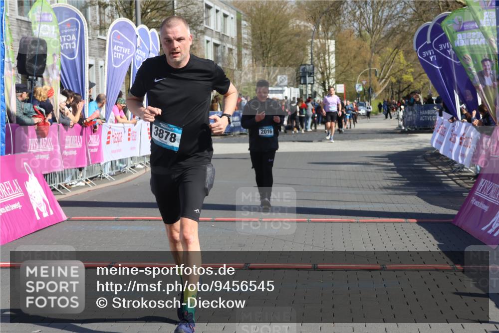 12.04.2026 - 45. Internationalen Wilhelmsburger Insellauf Strokosch-Dieckow http://msf.ph/oto/9456545 12.04.2026 11:03:07 Ziel 2122, 3878, 2016 meine-sportfotos.de