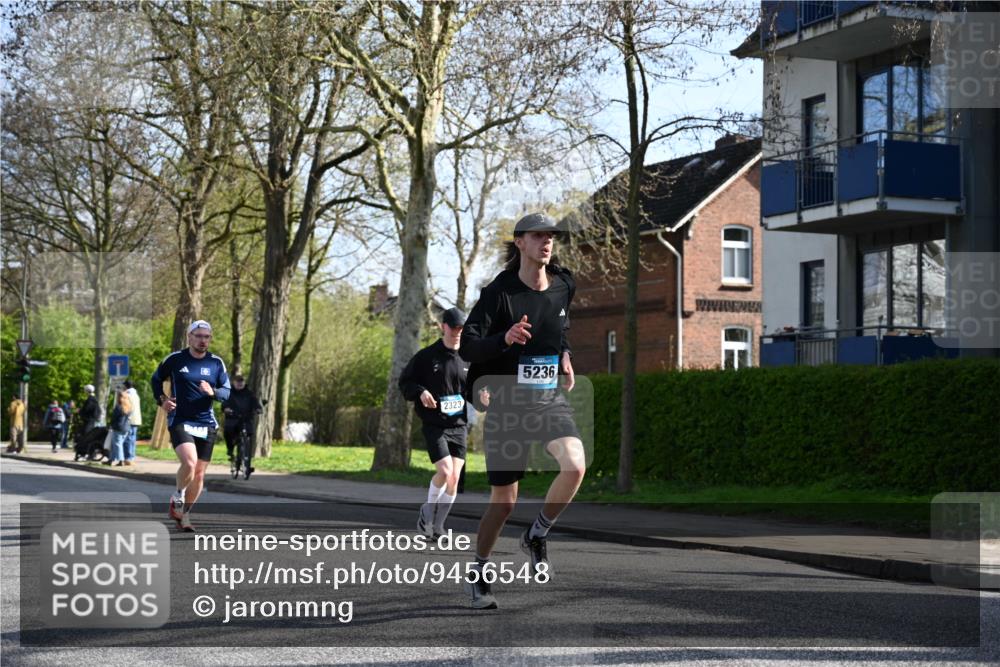 12.04.2026 - 45. Internationalen Wilhelmsburger Insellauf J. Mangold http://msf.ph/oto/9456548 12.04.2026 10:30:36 Ziel 5841, 5236, 4713, 2323, 4787, 3095, 3016, 2831, 5811, 2325, 5661, 5661, 4766, 4329, 4212, 5526 meine-sportfotos.de