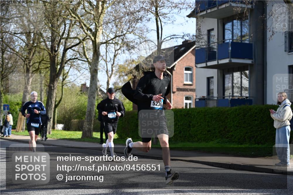 12.04.2026 - 45. Internationalen Wilhelmsburger Insellauf J. Mangold http://msf.ph/oto/9456551 12.04.2026 10:30:36 Ziel 5841, 5236, 4713, 2323, 4787, 3095, 3016, 2831, 5811, 2325, 5661, 5661, 4766, 4329, 4212, 5526 meine-sportfotos.de