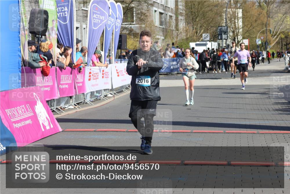 12.04.2026 - 45. Internationalen Wilhelmsburger Insellauf Strokosch-Dieckow http://msf.ph/oto/9456570 12.04.2026 11:03:10 Ziel 3878, 2016, 3052 meine-sportfotos.de