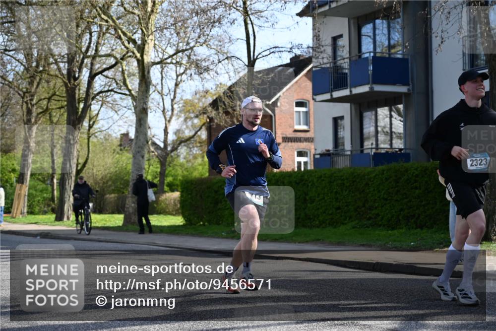 12.04.2026 - 45. Internationalen Wilhelmsburger Insellauf J. Mangold http://msf.ph/oto/9456571 12.04.2026 10:30:38 Ziel 5841, 5236, 4713, 2323, 4787, 3095, 3016, 3016, 2831, 5811, 2325, 5661, 4766, 4329, 4212, 5526, 2284 meine-sportfotos.de