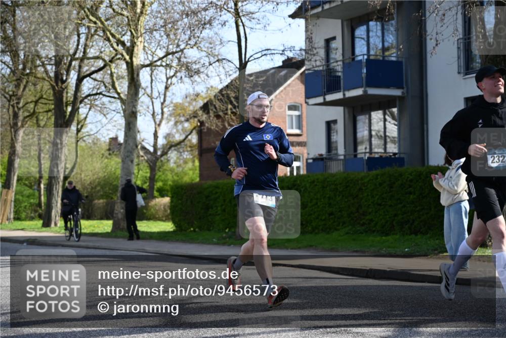 12.04.2026 - 45. Internationalen Wilhelmsburger Insellauf J. Mangold http://msf.ph/oto/9456573 12.04.2026 10:30:38 Ziel 5841, 5236, 4713, 2323, 4787, 3095, 3016, 3016, 2831, 5811, 2325, 5661, 4766, 4329, 4212, 5526, 2284 meine-sportfotos.de