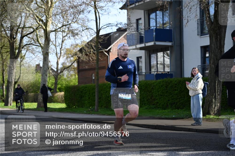 12.04.2026 - 45. Internationalen Wilhelmsburger Insellauf J. Mangold http://msf.ph/oto/9456576 12.04.2026 10:30:39 Ziel 5841, 5236, 4713, 2323, 4787, 3095, 3016, 2831, 5811, 2325, 5661, 4766, 4329, 4212, 5526, 2284 meine-sportfotos.de