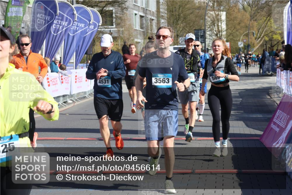 12.04.2026 - 45. Internationalen Wilhelmsburger Insellauf Strokosch-Dieckow http://msf.ph/oto/9456614 12.04.2026 10:46:07 Ziel 5325, 3653, 4139, 4531, 5694, 2216, 3430, 5594, 4481, 4682 meine-sportfotos.de