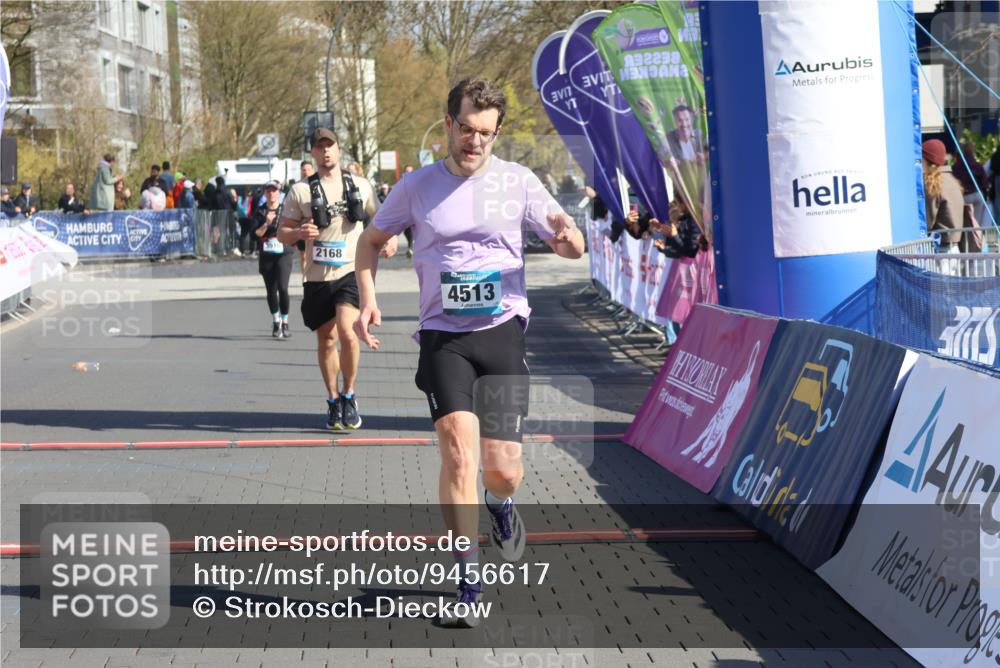 12.04.2026 - 45. Internationalen Wilhelmsburger Insellauf Strokosch-Dieckow http://msf.ph/oto/9456617 12.04.2026 11:03:17 Ziel 3052, 4513, 2168 meine-sportfotos.de